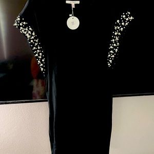 Short black dress very comfy for every ocassion.